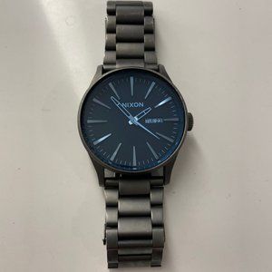 (Rare) Nixon SENTRY SS watch / 42MM - Gunmetal/Blue Crystal (used)